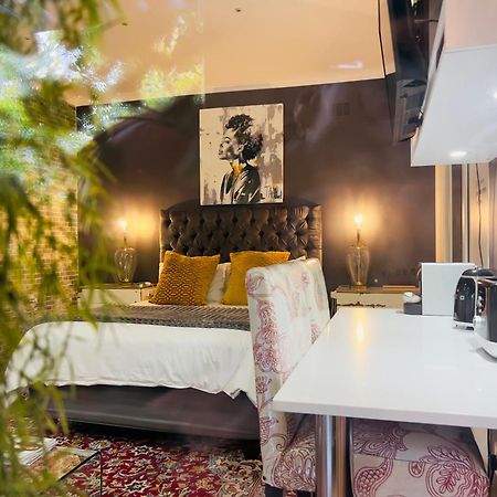Art-Inspired Bedroom Close To Cbd 모젤베이 외부 사진